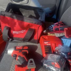 Milwaukee M18Cordless Drill/Driver Set Like New  The Drill Is New For Sure 
