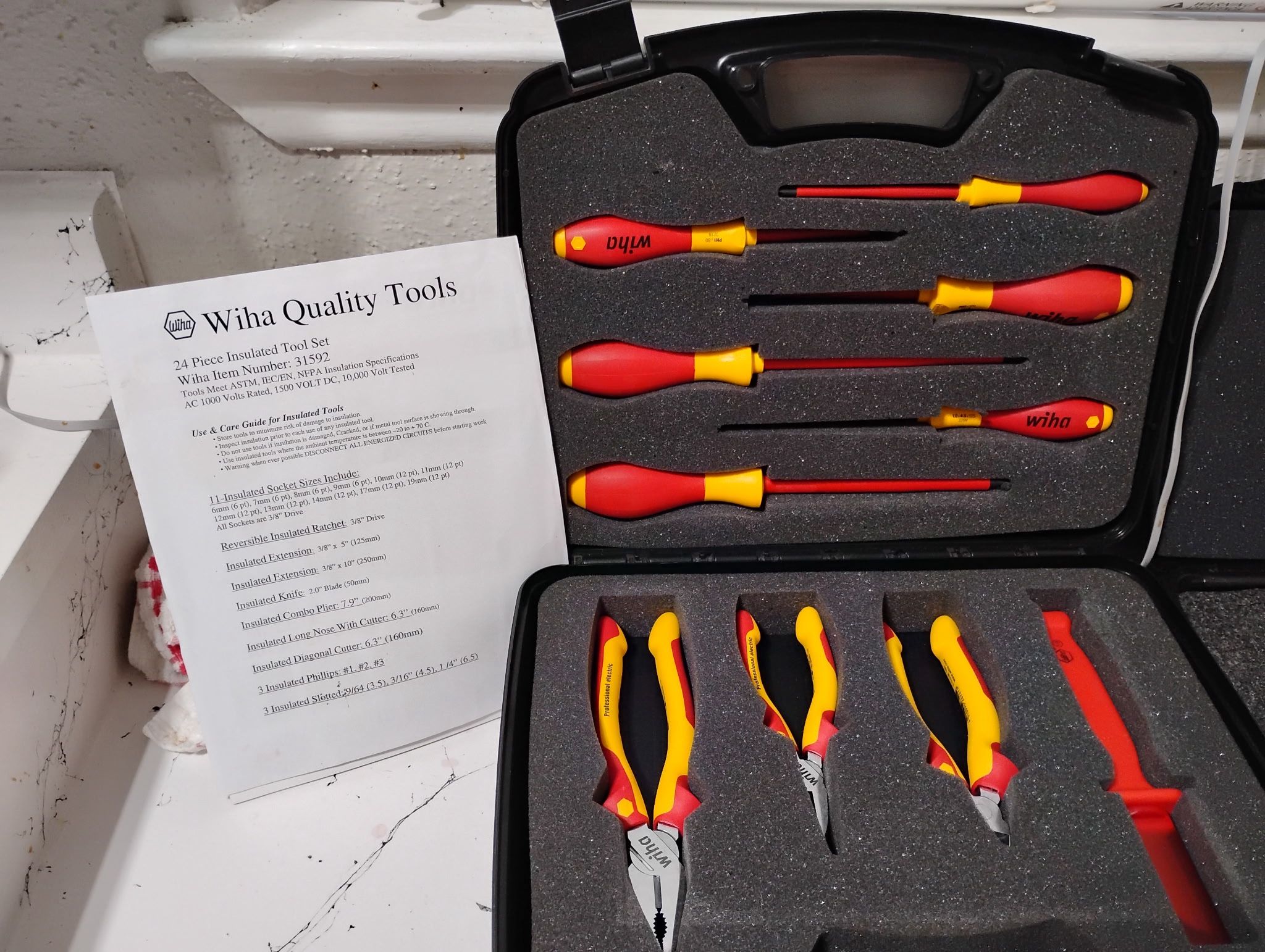Wiha Quality Tools 24 Piece Insulated Tool Set Wiha Item Number: 31592 Tools Meet ASTM, IEC/EN, NFPA Insulation Specifications AC 1000 Volts Rated, 15