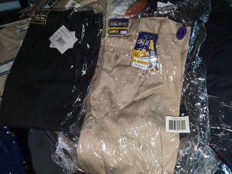 Pantalones escolares nuevos para niños