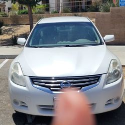 2010 Nissan Altima (Clean Title)