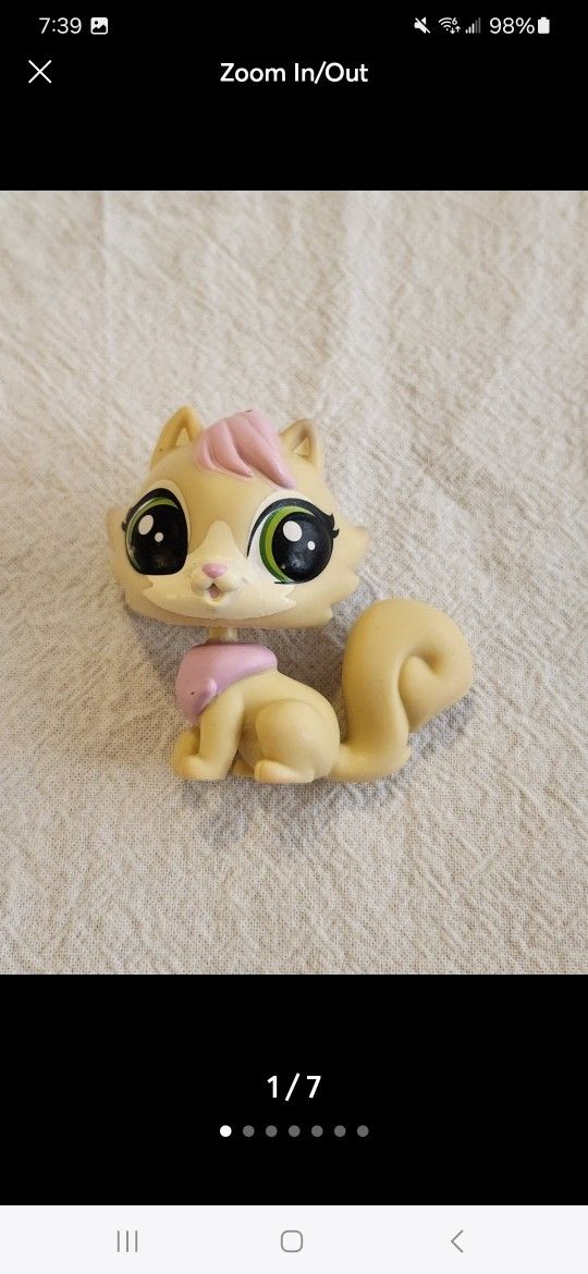 LPS Karey Cane Cat Kitty Kitten. Surprise Families. #3918. Beige & Pink with Green Eyes. Head is removable. Adorable Littlest Pet Shop figurine.