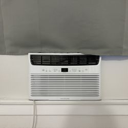 Frigidaire remote-controlled window AC unit