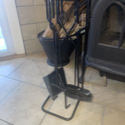 BLACK MODERN SET OF METAL FIREPLACE TOOLS. HEAVY METAL CONSTRUCTION. COMES WITH: SHOVEL,BROOM LOG TOOL,AND DOUBLE POINTED POKER.