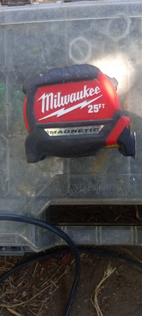 25ft Milwaukee Magnetic Measure Tape/Milwaukee Lineman Pliers