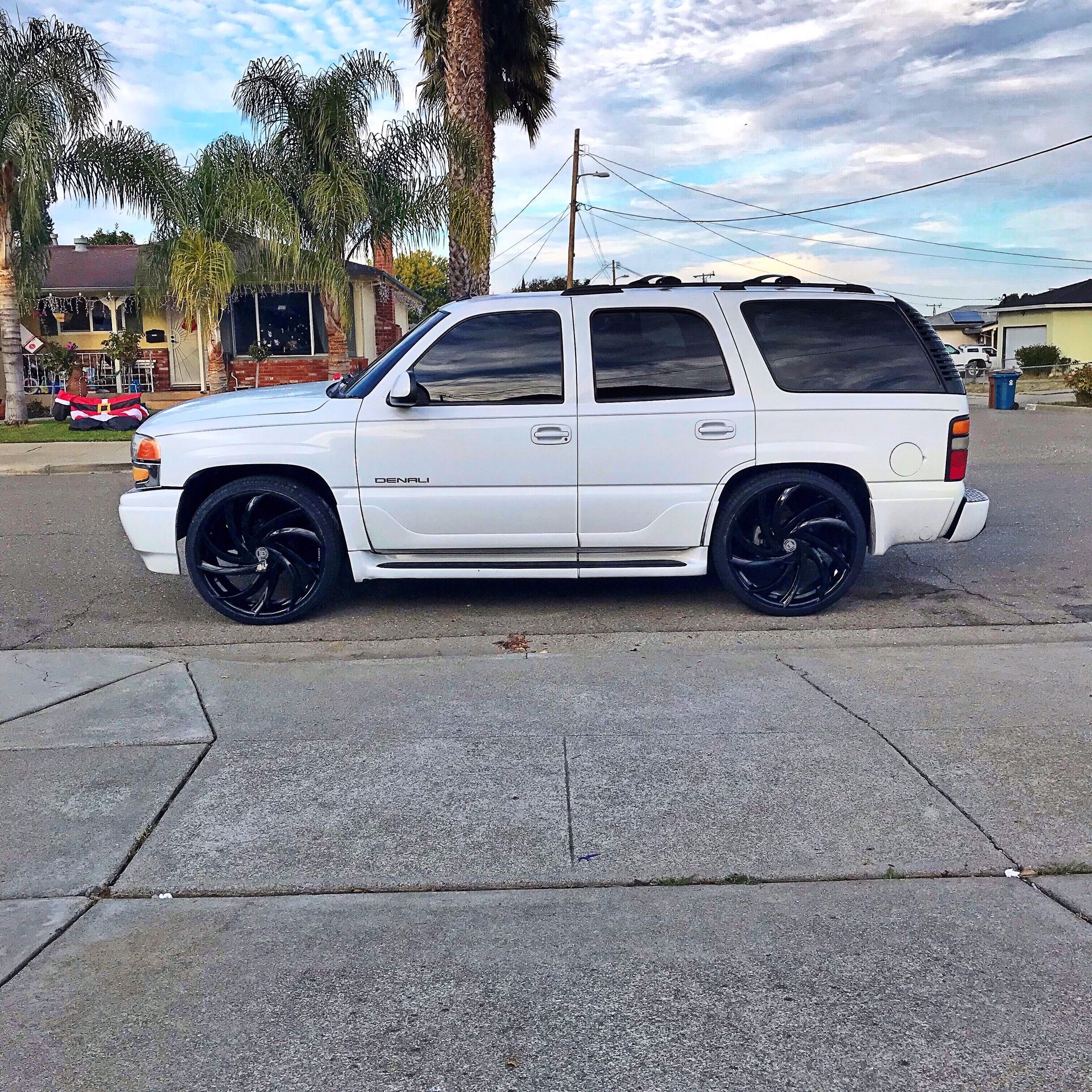 2004 Yukon Denali 6.0 clean title brand new 26” lexani wheels