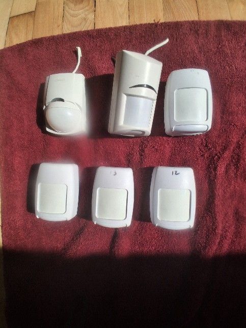 USED IN NEW CONDITION 6 ADT MOTION SENSORS AND 1 DOOR SENSOR. GREAT DEAL!!!