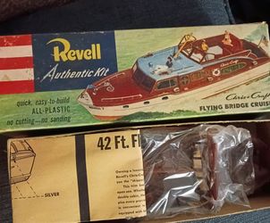 Revell Chris-Craft Flying Bridge Cruiser Model Kit