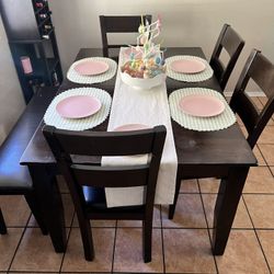 6 Piece Dinning Table. It Also Converts Into 8 Piece Dinner. 