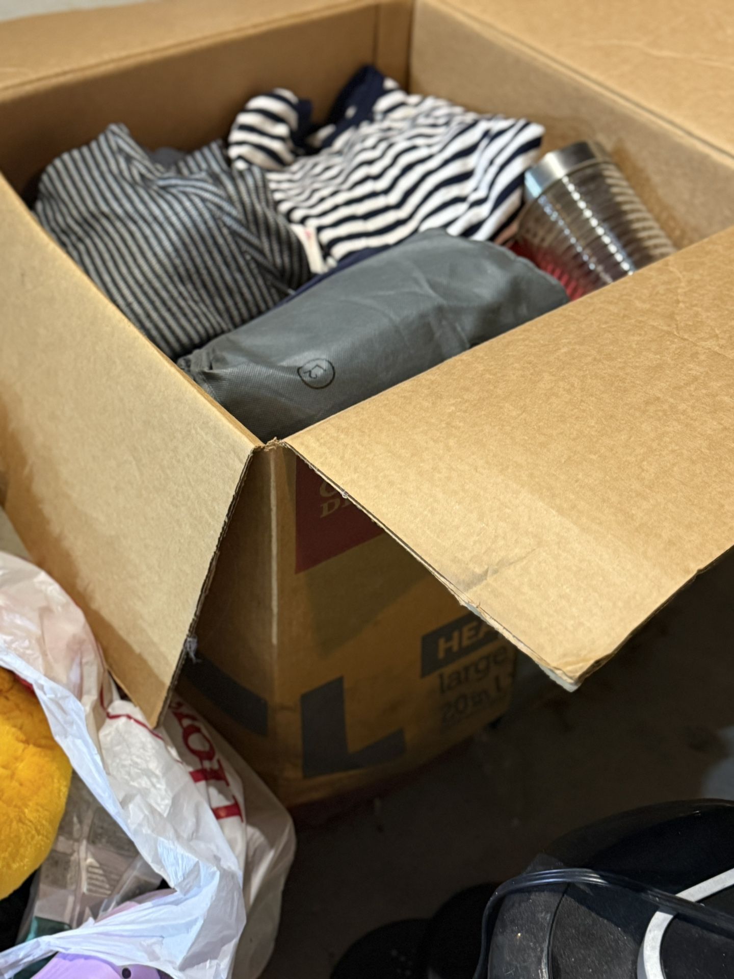 Free Box Full Of Clothes On Excelent Condition