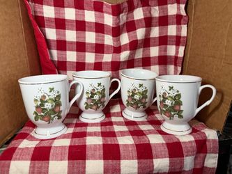 Set of 4 Porcelain Footed Mugs Strawberry Pattern