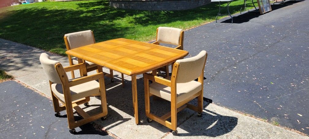 Kitchen Table And 4 Chairs