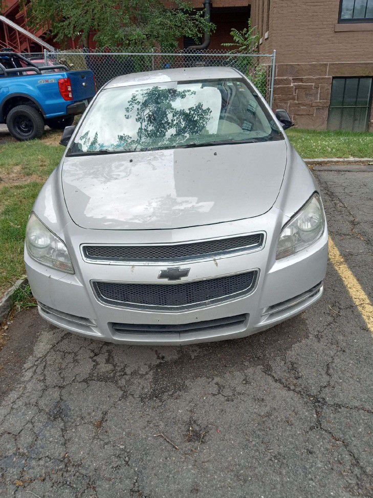 FOR SALE:  2009 CHEVY MALIBU LS (DOESN'T RUN, NO TITLE FOR PARTS ONLY  & RIMS FOR $85