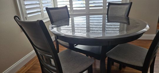Gia Round Dining Table & 4 Chairs In Gray