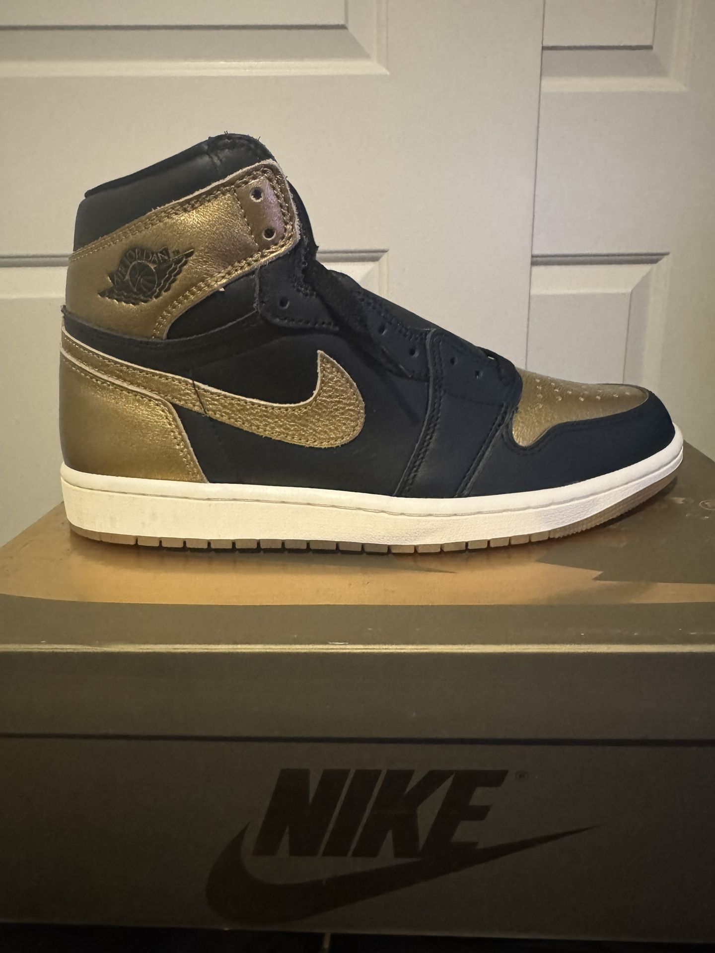 Air Jordan 1 Retro High Black Gold