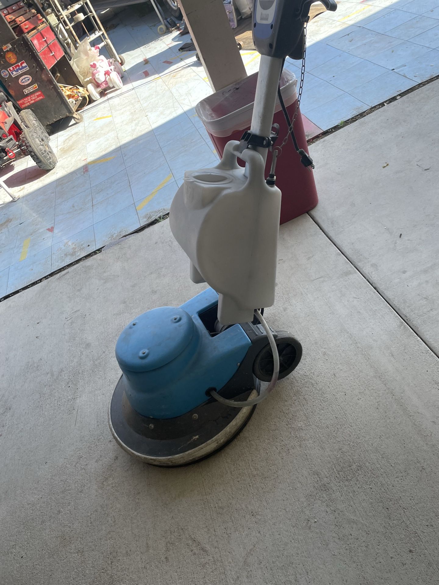 Floor cleaning machine