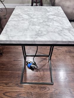 Mesa auxiliar en Forma de C . Con estación de carga