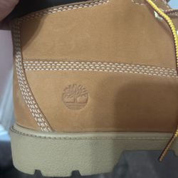 Hardly worn tan and brown timberlands 