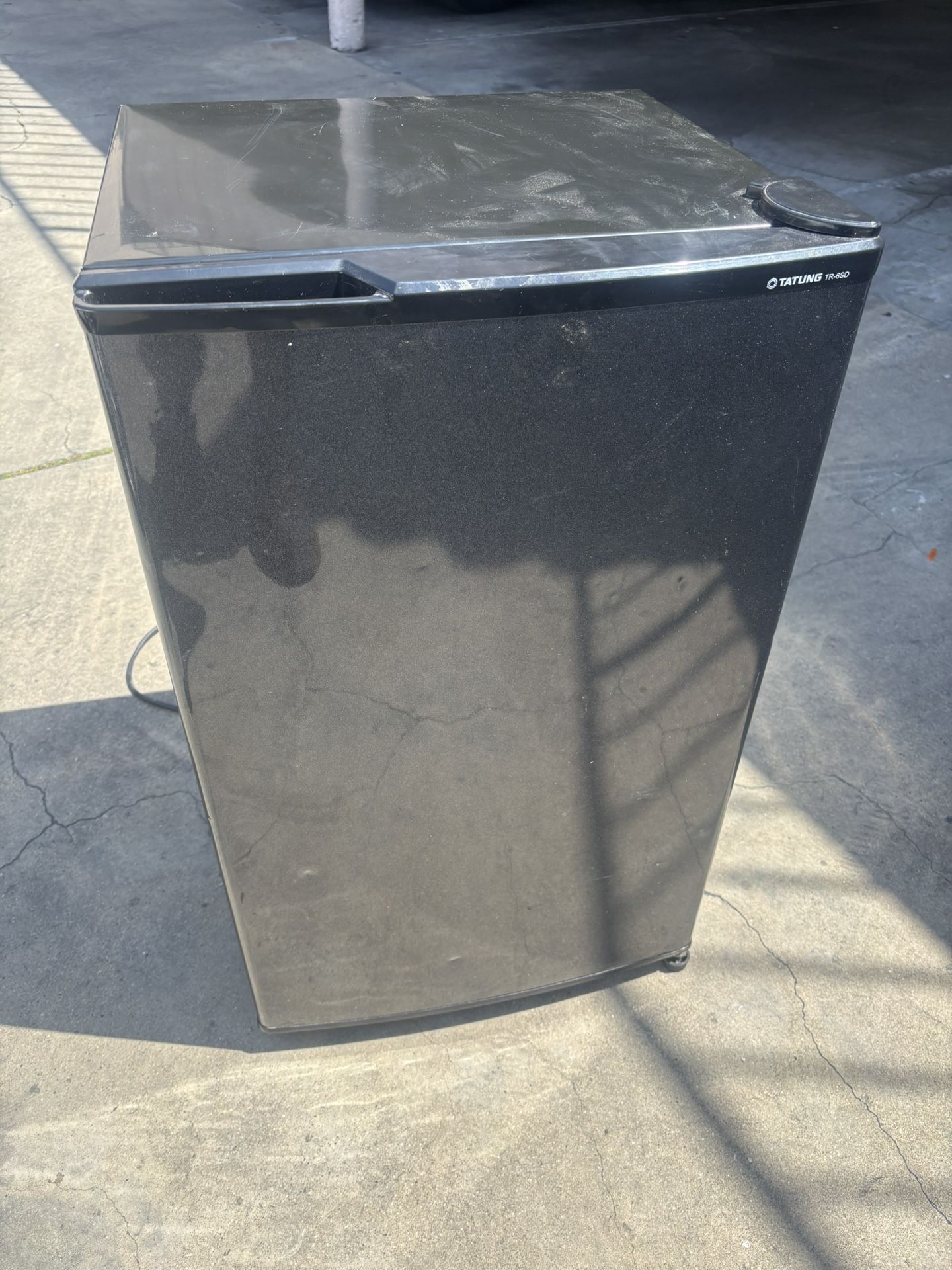 Tatung Co. Mini Fridge MODEL: TR-6SD Refrigerant: R-134a 1.8 oz (black Color) Used (33 H, 19 W, 18 D)