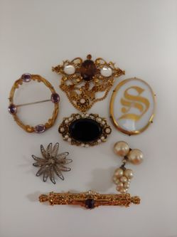 Selection of Vintage brooches