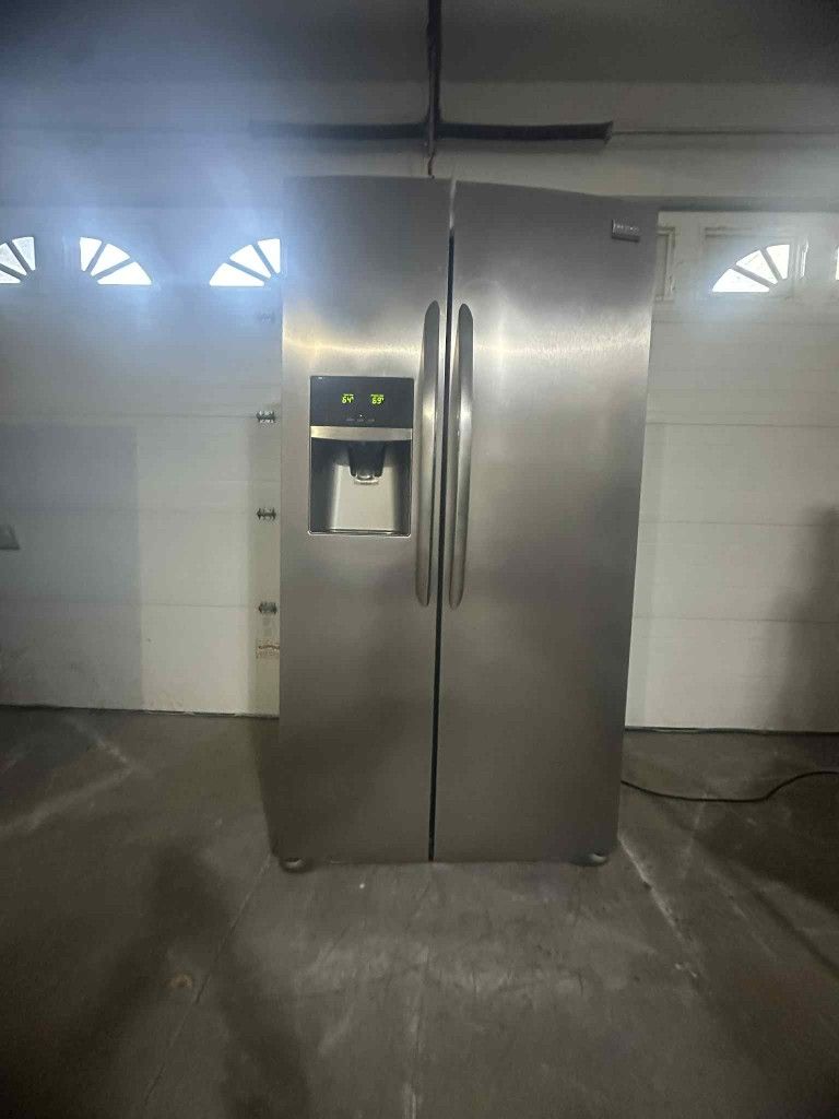 Frigidaire refrigerator(2016