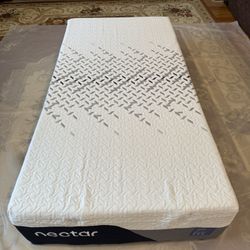 Nectar Luxe Memory Foam Mattress - Like New !