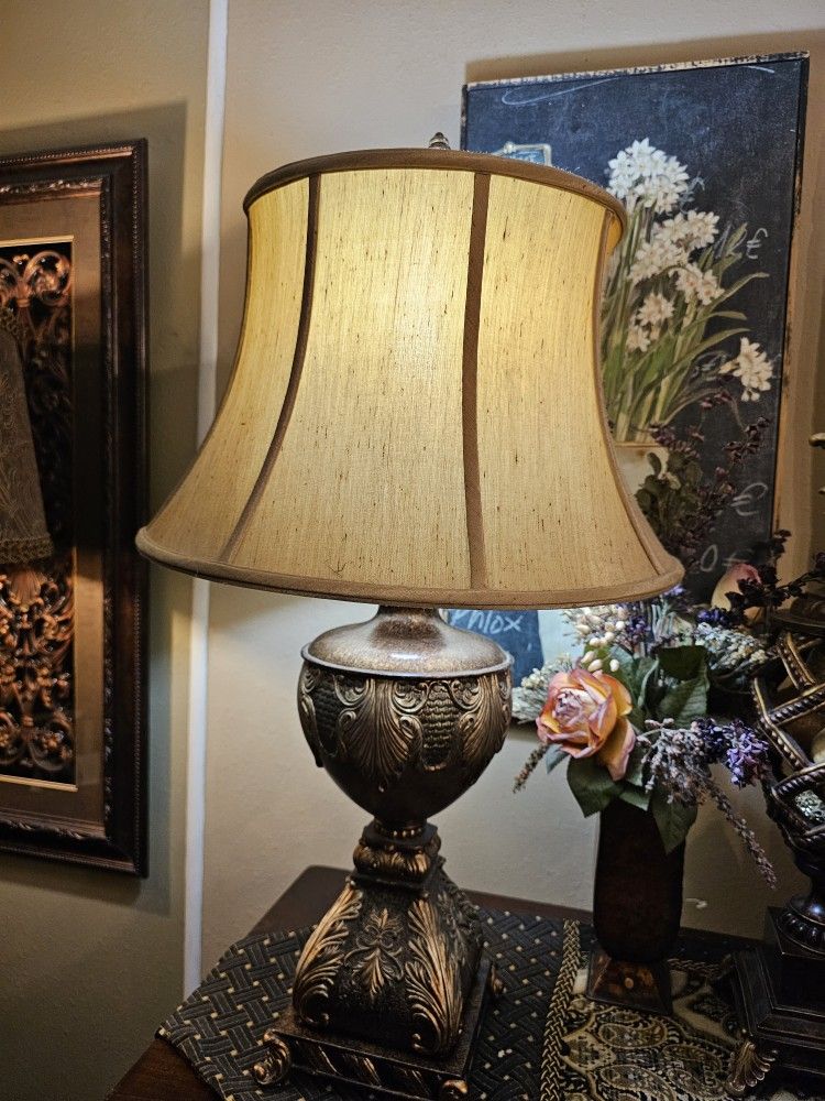 Beautiful Lamp.  Excellent Condition!