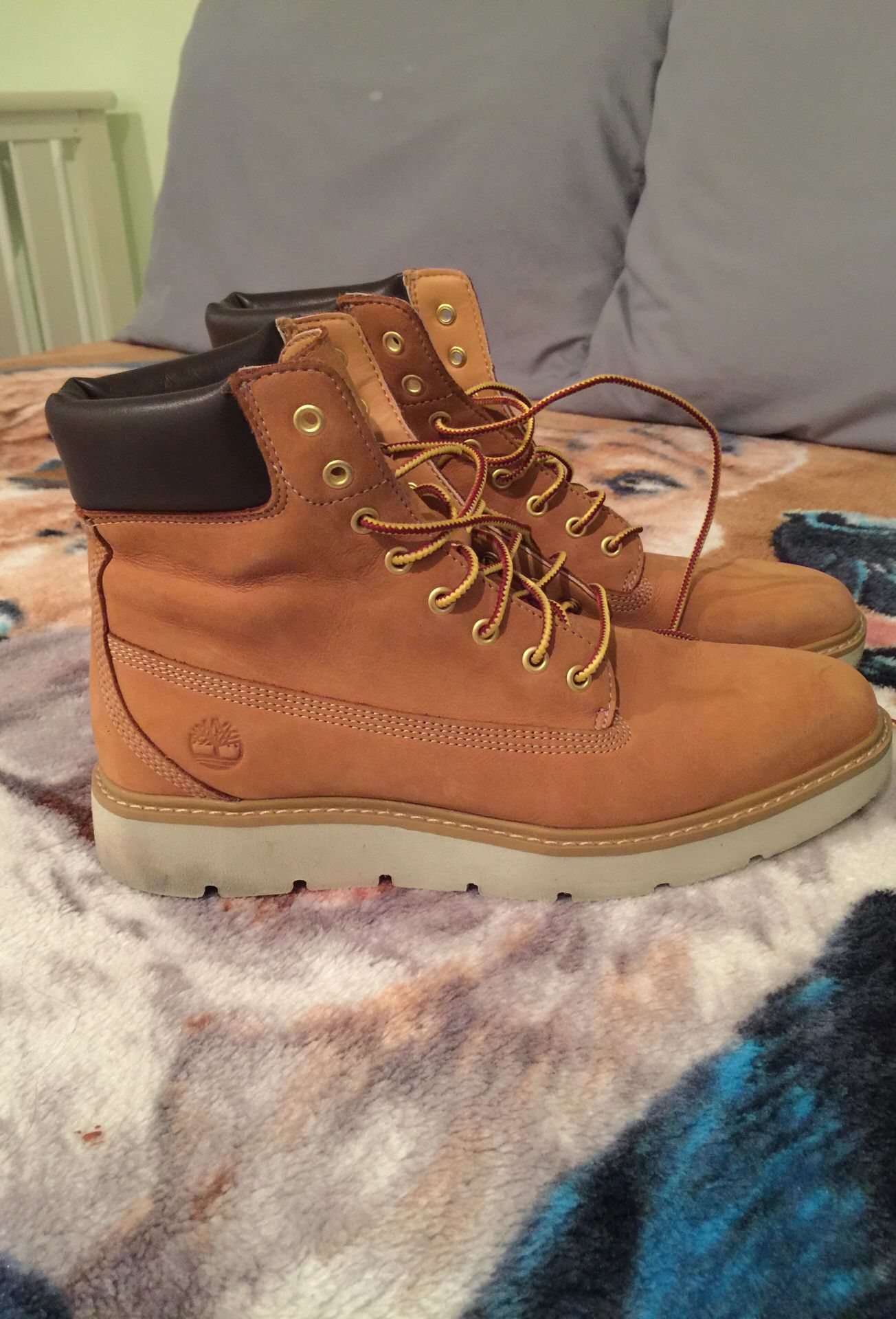 Like new timberlands with heal inside WOMANS