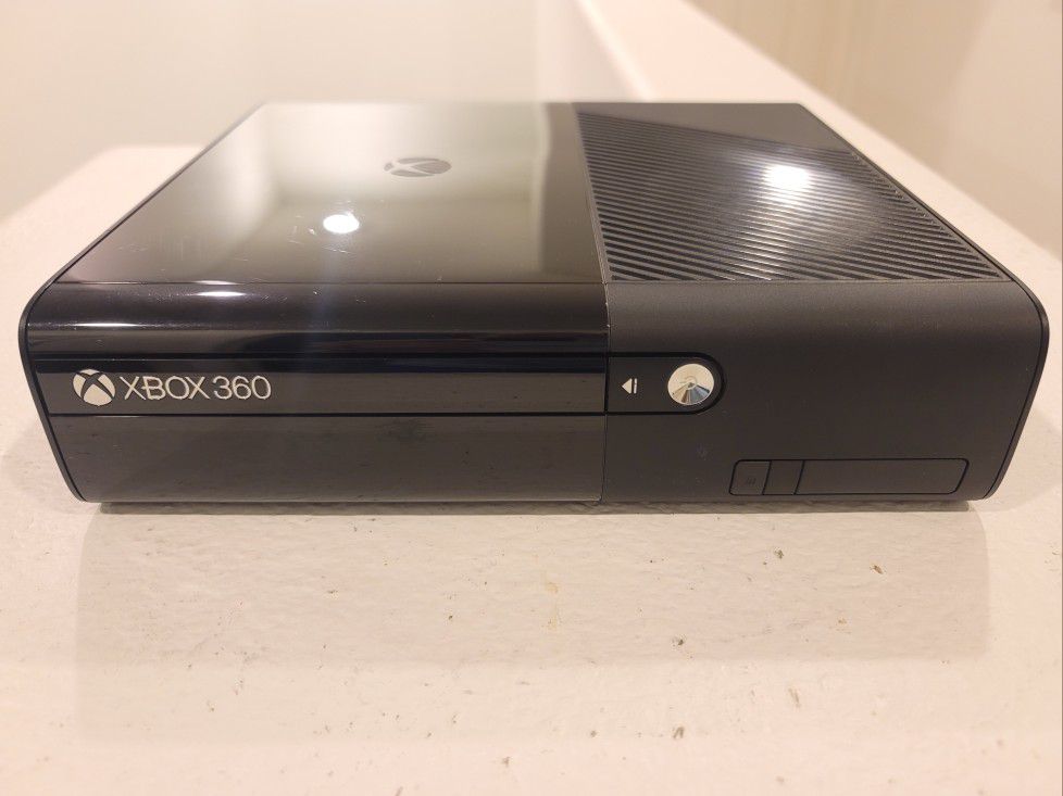 Xbox 360 E 500GB Black - Used - Complete