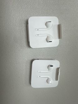 NEW Apple EarPods with Lightning Connector & 3.5mm Headphone Adapter