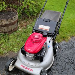 Honda 21" Self Propelled RWD Lawn Mower W Bag Mulcher Recycler 