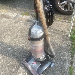 Hoover Vacuum. Price 20$. Pick Up. E72.  And. Grandview.  E.  Tacoma 