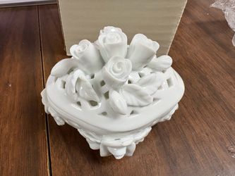 Vintage Lidded White Lattice Trinket Box
