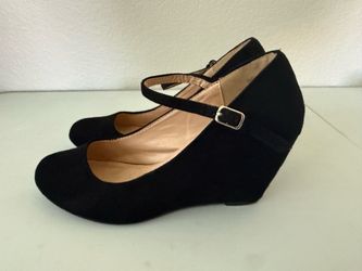 Women’s suede heels size 7