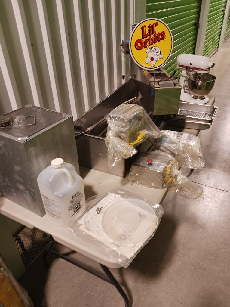 Lil’ Orbits Model SS1200 Mini-Donut machine package unit
"The Crowd Pleaser"