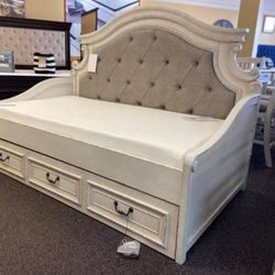 Realyn Chipped White Twin Day Bed
