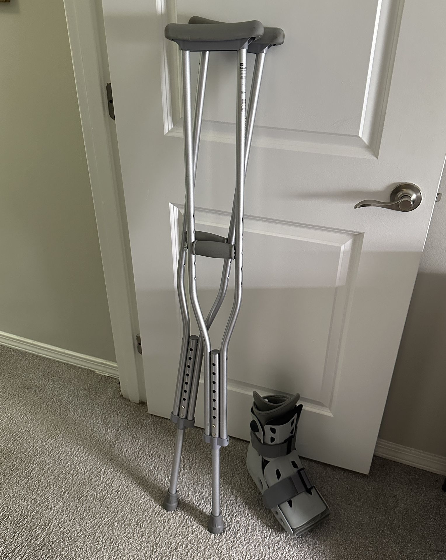 Aircast Walking Boot with Crutches