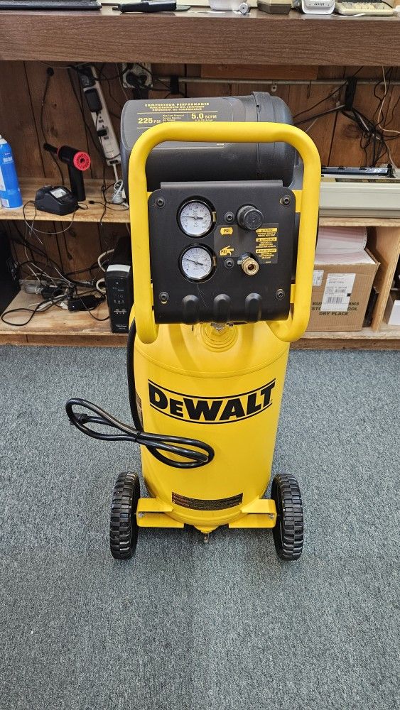 DeWalt D55168 15g. Portable 225psi Vertical Air Compressor New!!