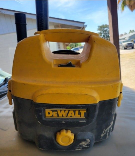 DeWalt DC500 18V/120V 2 Gallon Vacuum Cleaner ** TOOL ONLY ** MISSING HOSE BUT WORKS GREAT 