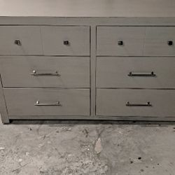 Dresser With Mirror