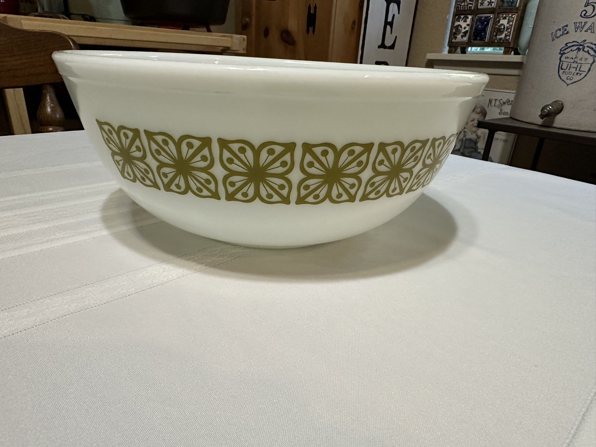 Vintage Pyrex 404 “Square Flowers” 4 Quart Mixing Bowl.