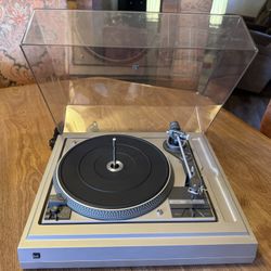 DUAL TURNTABLE RECORD PLAYER 