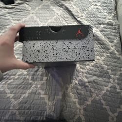 Jordan 4s white Thunder