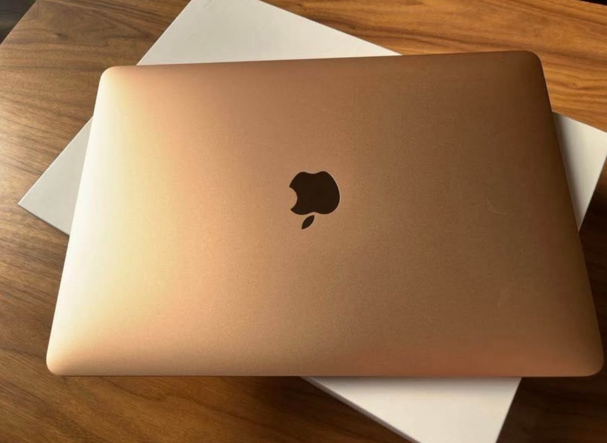 2025 MacBook Air (M4) — Starlight • 13.6” • 16GB RAM • 256GB SSD • Brand New