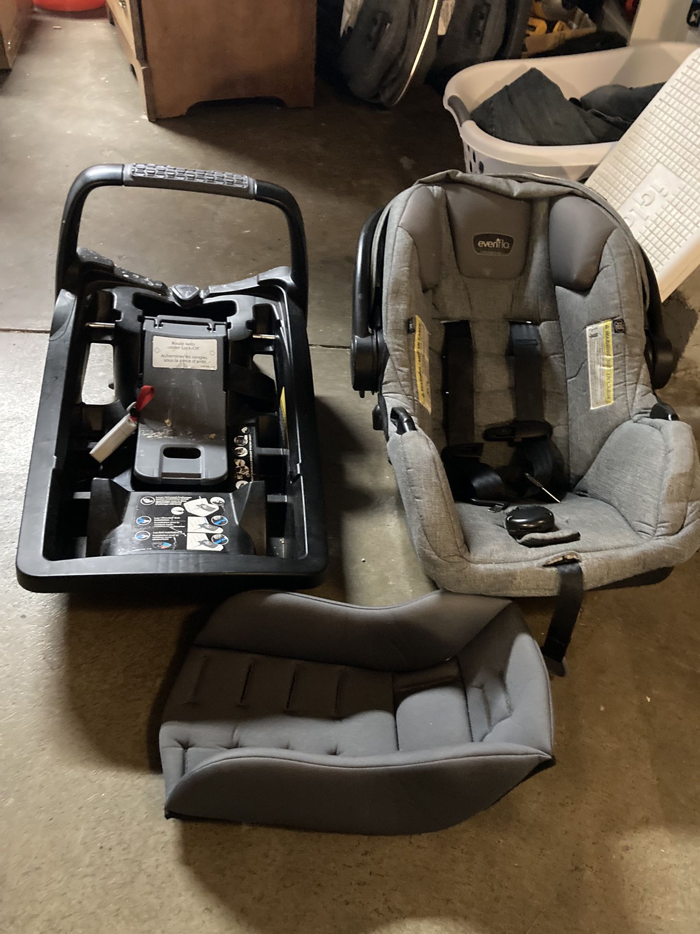 Evenflo Car seat with newborn insert and 4 bases