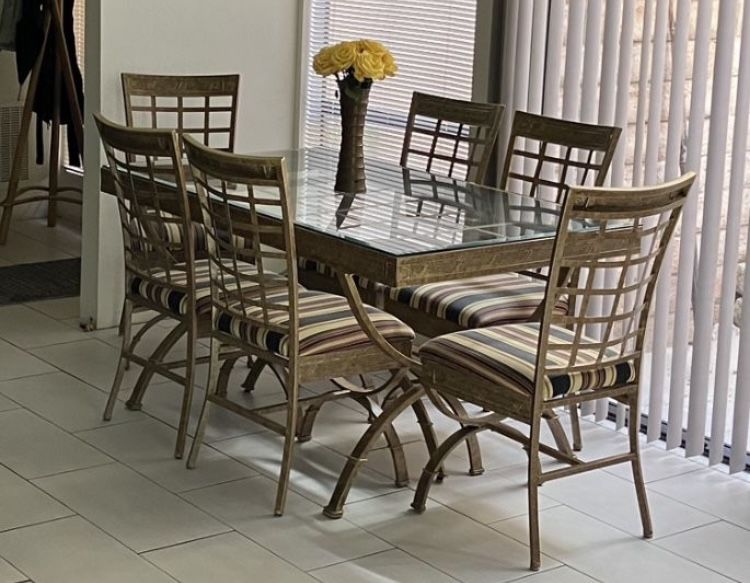 Dining Table & Matching Chairs (6)