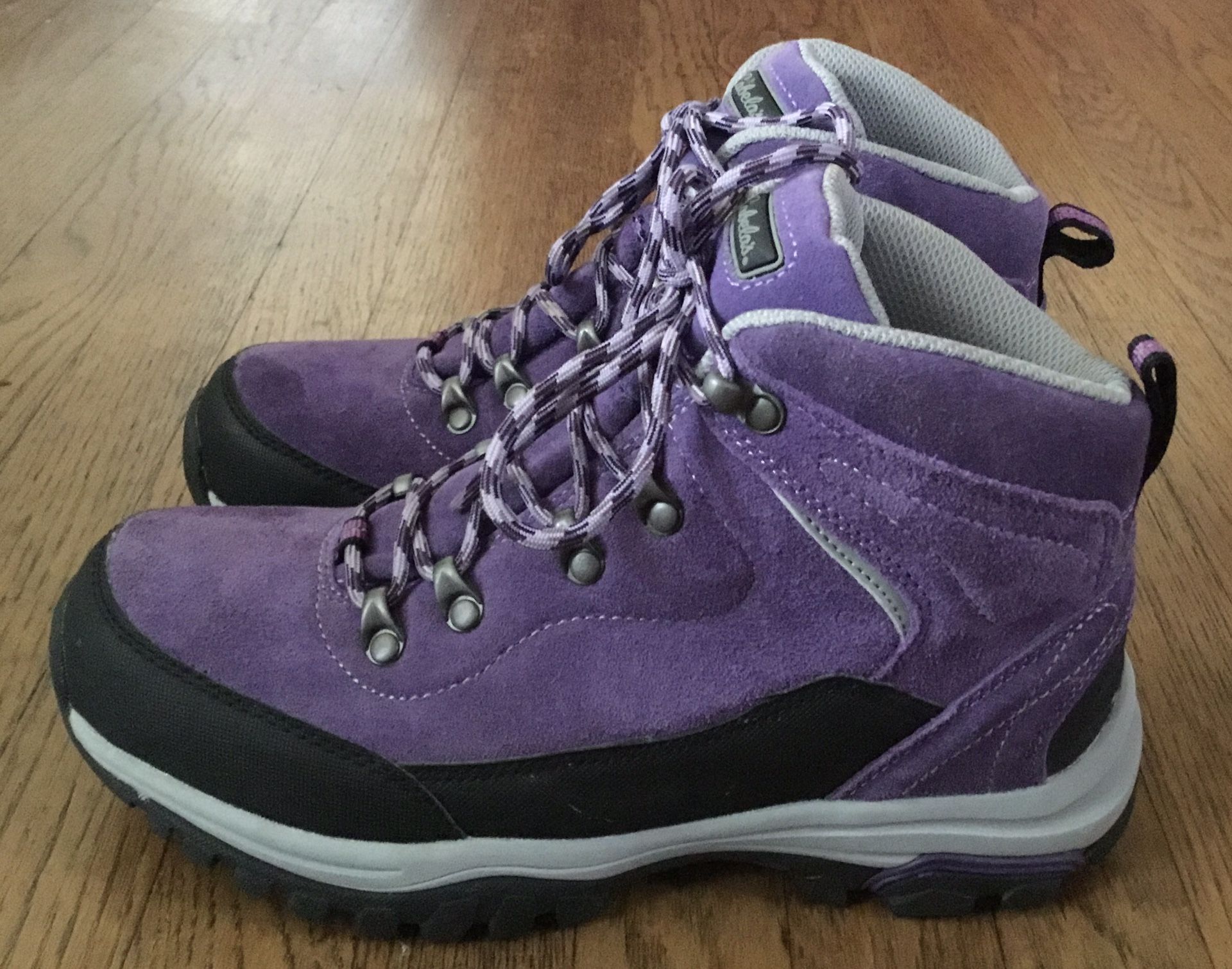 WOMENS CABELAS HIKING BOOTS for Sale in San Diego, CA OfferUp