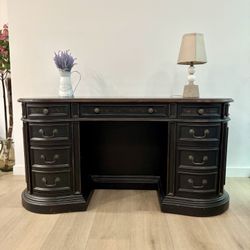 Elegant wooden executive desk , vintage style with details and unique design  From the prestige Hooker Furniture. Dark brown color Good conditions  we