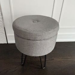 BRANDNEW STOOL