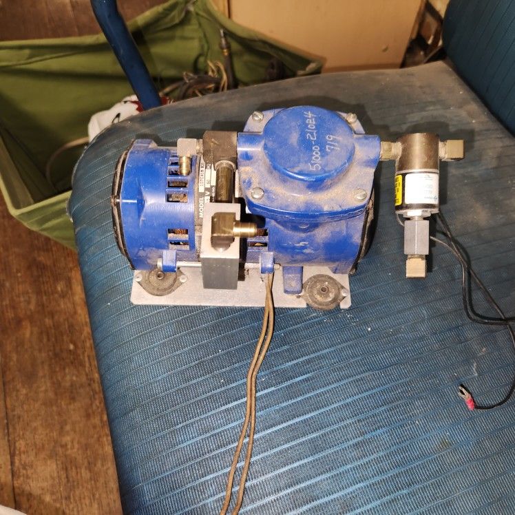 Thomas Industries Model V Vacuum Pump/Compressor