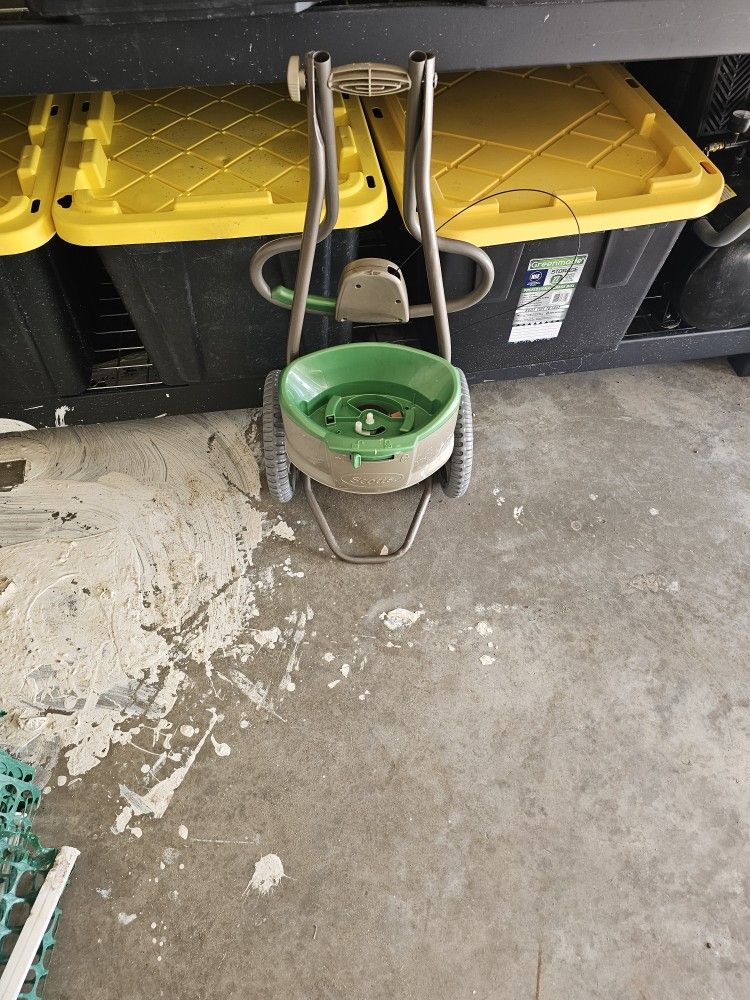 Fertilizer Spreader